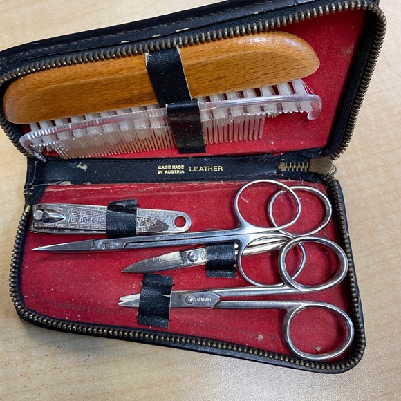 Vintage Gentleman Brush and Manicure Set Built In Zip Around Closure Leather - Picture 3 of 16